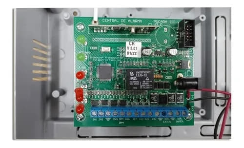 unidad central o panel de control de la alarma. Es el cerebro del sistema donde confluyen todas las señales de los sensores. El panel procesa las alertas y ejecuta las acciones configuradas: activar la sirena, enviar notificación al centro de monitoreo, marcar números telefónicos de emergencia, etc.